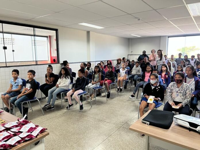 Secretarias de Assistência Social e Educação promovem apresentações na EMEIEF de Marobá
