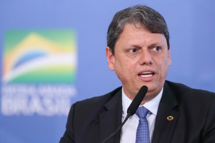 Tarcísio diz ter discordado de Bolsonaro sobre a vacina