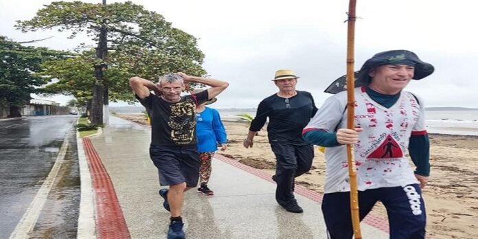 Chegam ao Santuário Nacional de São de Anchieta os peregrinos que andaram 100 km até a terra do Santo