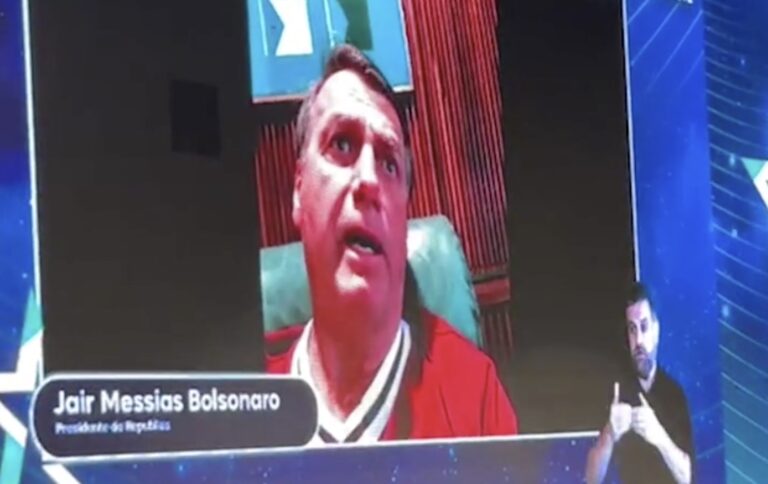 Bolsonaro critica TSE por não aceitar contagem simultânea de votos