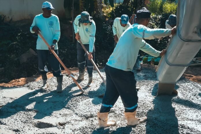 Rua do bairro Aeroporto recebe pavimentação com concreto