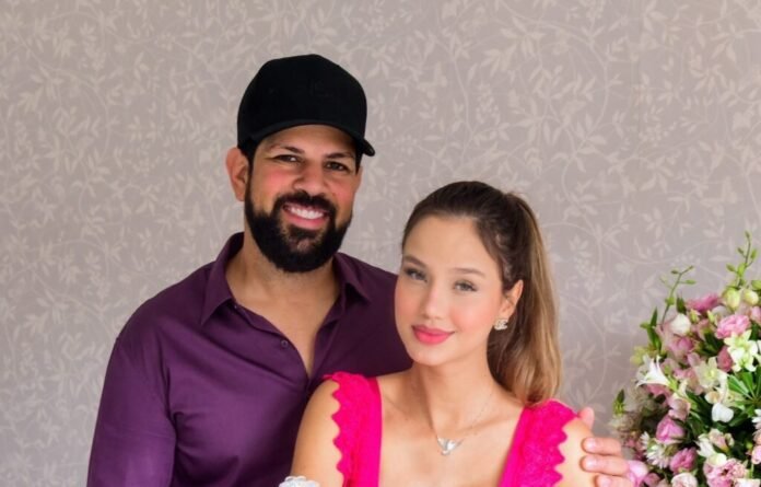 Biah Rodrigues e Sorocaba deixam a maternidade São Luiz em São Paulo com a filha Fernanda nos braços