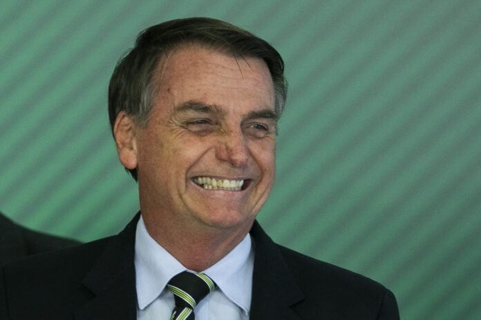 Criticado por Mark Ruffalo, Bolsonaro ironiza ator no Twitter