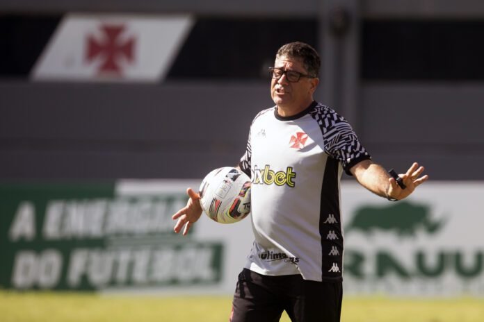 Emílio Faro admite responsabilidade em comandar o Vasco após saída de Zé Ricardo