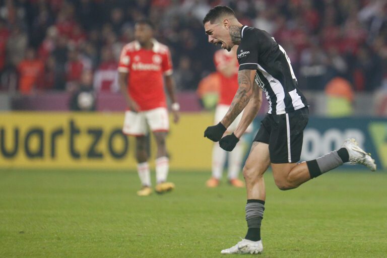 Hugo celebra primeiro gol pelo Botafogo: “Coisa boa demais de se viver”