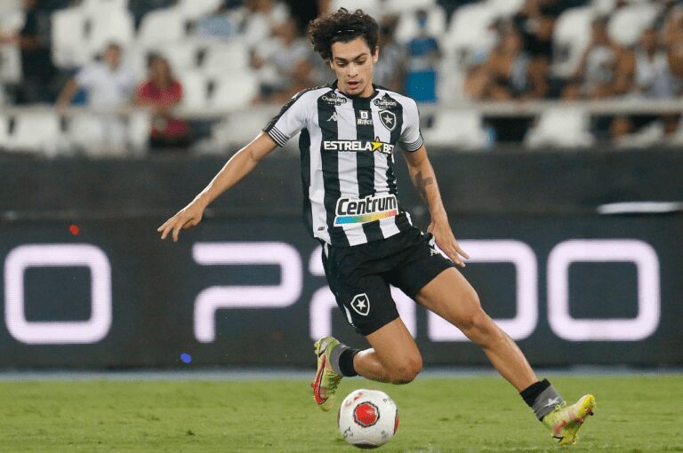 Jornal espanhol aponta Matheus Nascimento, do Botafogo, como alvo do Real Madrid