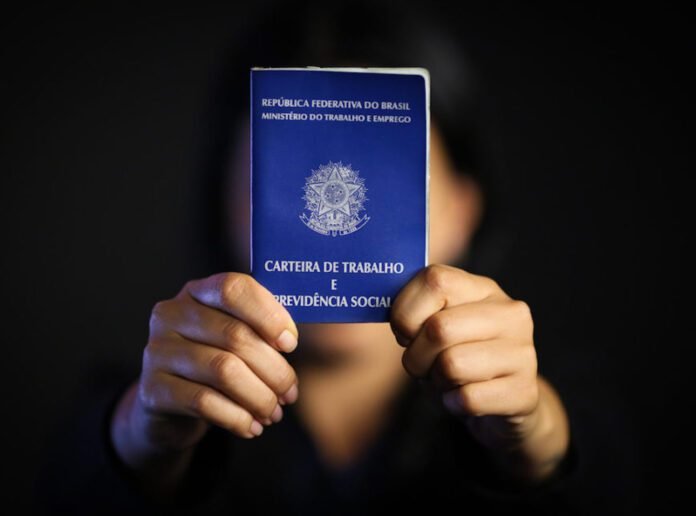 Jovens foram os mais contratados com carteira em abril