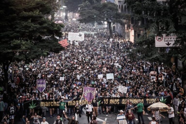 Manifestantes realizam Marcha da Maconha em São Paulo