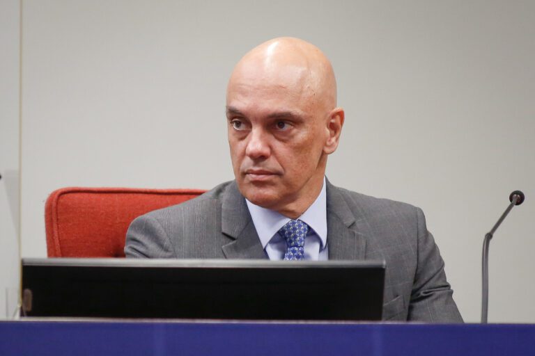 Moraes manda PGR se manifestar sobre desobediência de Silveira