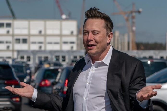 Musk diz que número de funcionários da Tesla vai aumentar nos próximos 12 meses