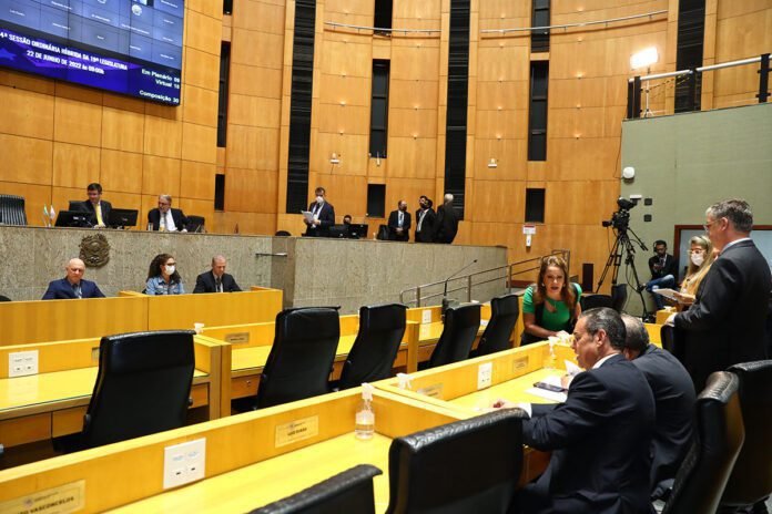 Novos projetos são apresentados, mas pauta permanece trancada