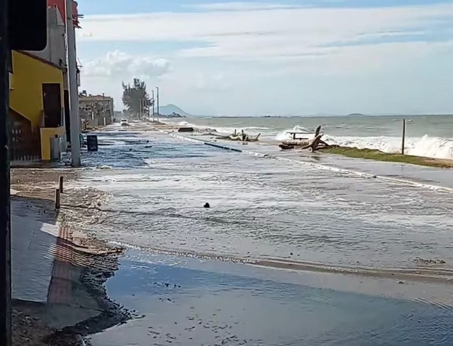 VÍDEOS: Mar avança em ruas de Marataízes e moradores ficam assustados