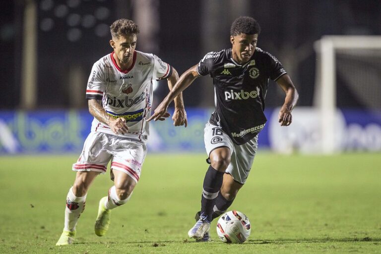 Andrey Santos lamenta perda de pontos em casa, mas já foca no próximo jogo do Vasco