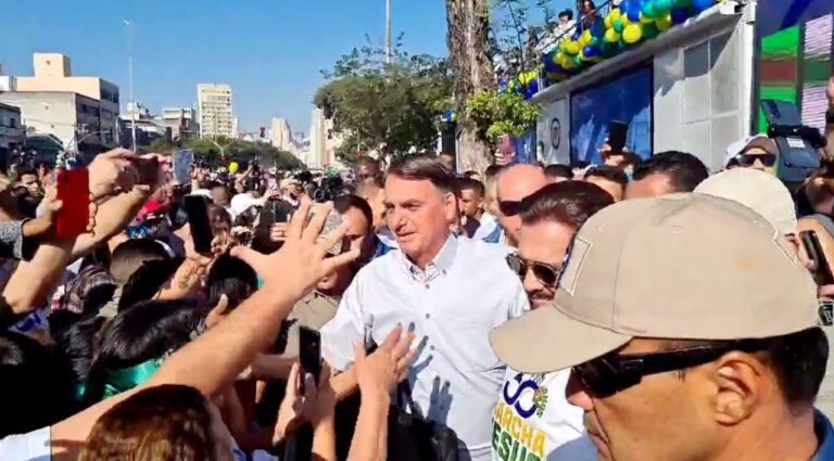Bolsonaro vai à Marcha para Jesus e exalta pauta de costumes