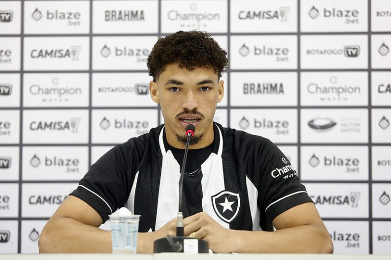 Botafogo apresenta o zagueiro Adryelson, que chega com contrato até 2025
