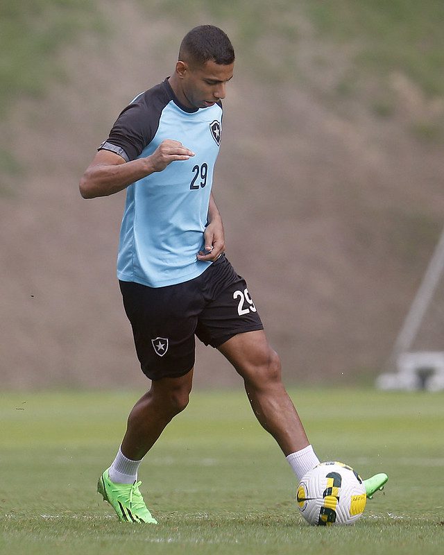 Em recuperação de lesão, Victor Sá treina e se aproxima do retorno ao Botafogo