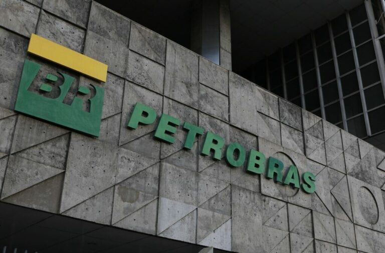 Gasolina: Petrobras reduz em R$ 0,20 o preço para distribuidoras