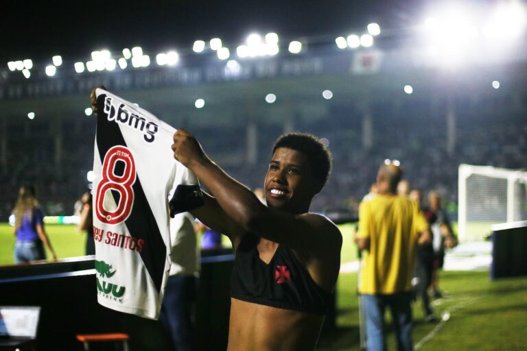 Jovem Andrey Santos comenta renovação com o Vasco: “Está encaminhada”