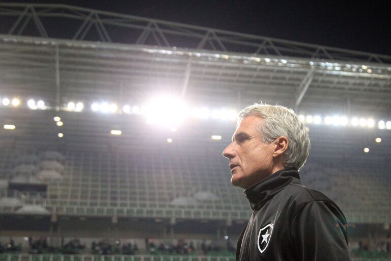 Luís Castro admite necessidade de reforços para o Botafogo