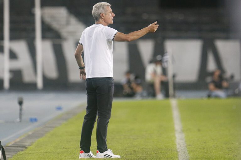 Luís Castro valoriza projeto e elogia torcida do Botafogo