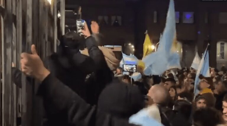 Manifestantes tentam invadir sede do governo da Argentina