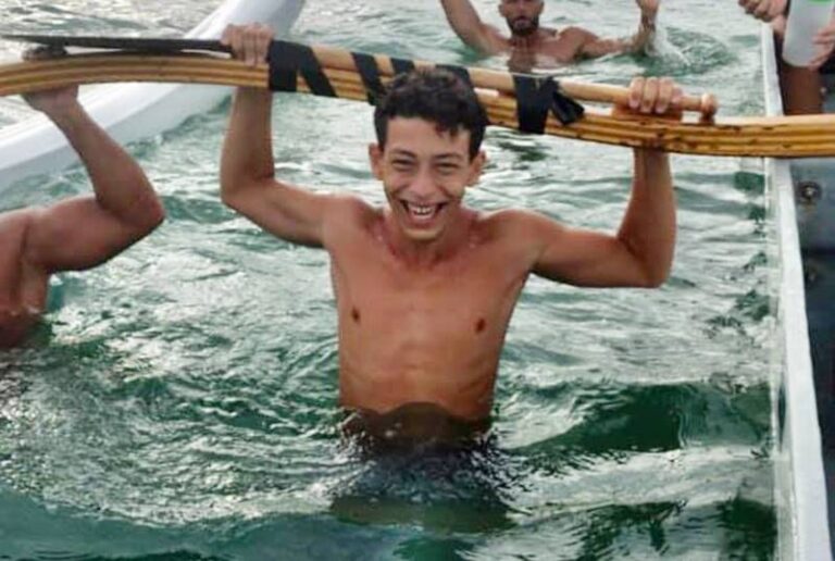 Mesmo sem apoio público, atleta de Guarapari treina para ir à Londres representar o Brasil na canoa havaiana