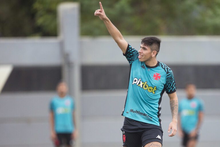 Palacios mira sequência como titular do Vasco: “Contente por seguir jogando”