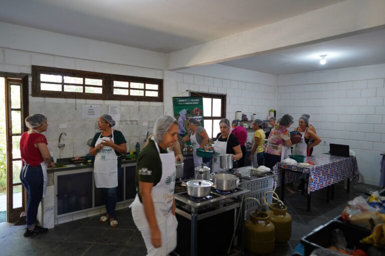 Prefeitura capacita cozinheiras da rede municipal de ensino com o curso de preparação de alimentos