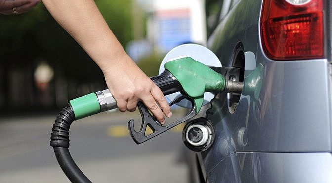 Procon de Marataízes realiza vistoria em postos e constata redução no preço da gasolina