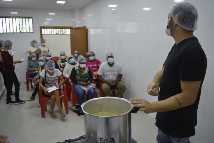 Secretaria de Assistência Social realiza minicurso de culinária para usuários da rede socioassistencial