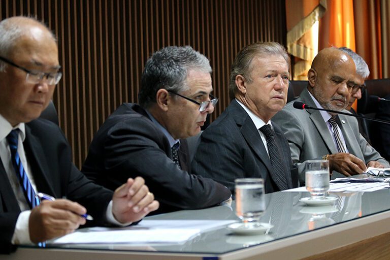 O presidente do TJES, desembargador Fabio Clem discursa em evento no salão nobre da corte.
