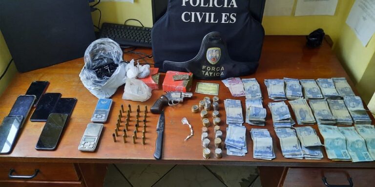 ANCHIETA: PC e PM apreendem armas, drogas, munições, dinheiro e prendem três