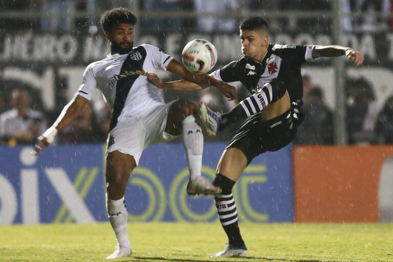 Alex Teixeira marca, mas Vasco toma gols no fim e perde para a Ponte Preta na Série B