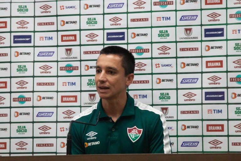 Auxiliar do Fluminense reclama de pênalti não marcado: “Inadmissível”