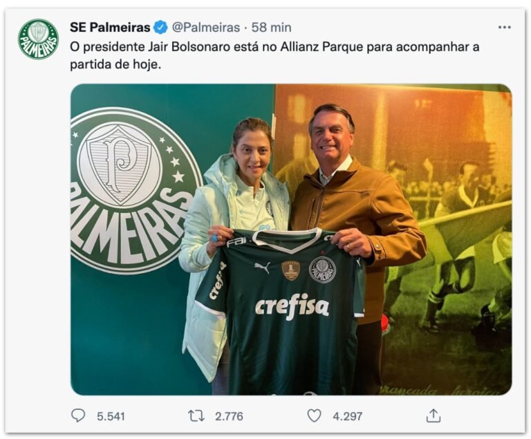 Bolsonaro vai a jogo e ganha camisa de presidente do Palmeiras