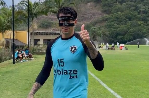 Com proteção no rosto, Cuesta volta aos treinos do Botafogo