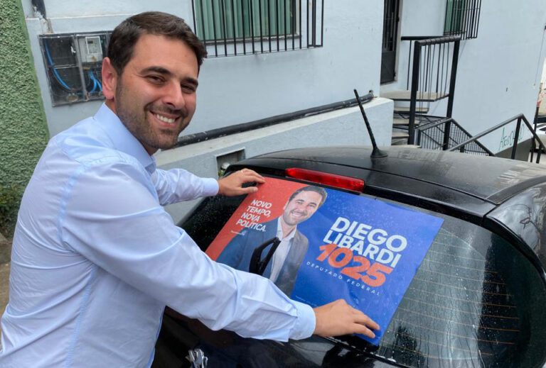 Diego Libardi promove “adesivaço” na Praça de Fátima em Cachoeiro