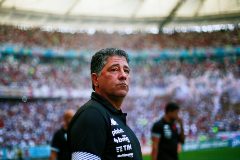 Dirigente do Vasco critica falta de decisão sobre treinador
