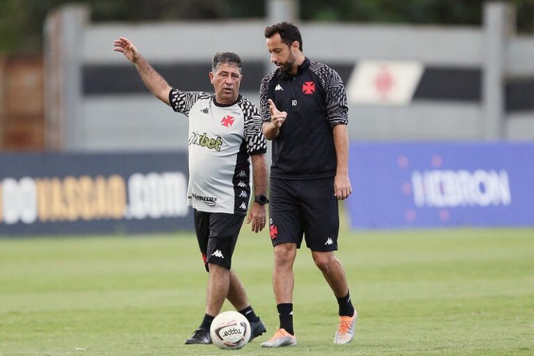 Há quase um mês sem técnico, Vasco define perfil para próximo treinador