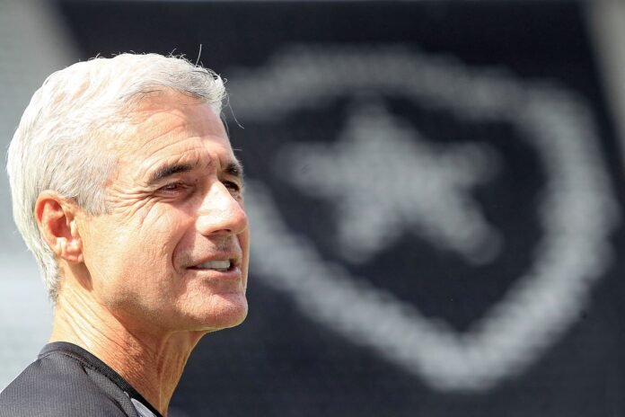 Luís Castro torce por mais reforços no Botafogo