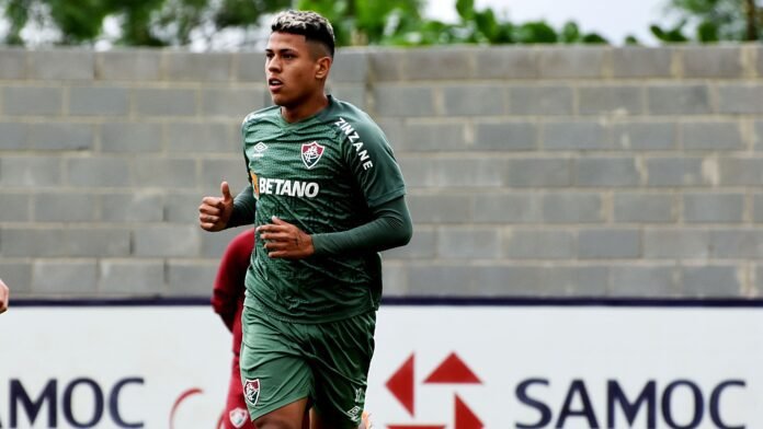 Matheus Martins exalta apoio da torcida do Fluminense no Maracanã