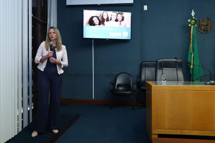 Médica alerta para sinais de endometriose