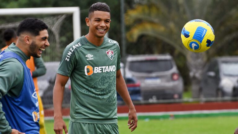 Recuperado, David Braz treina normalmente com o Fluminense