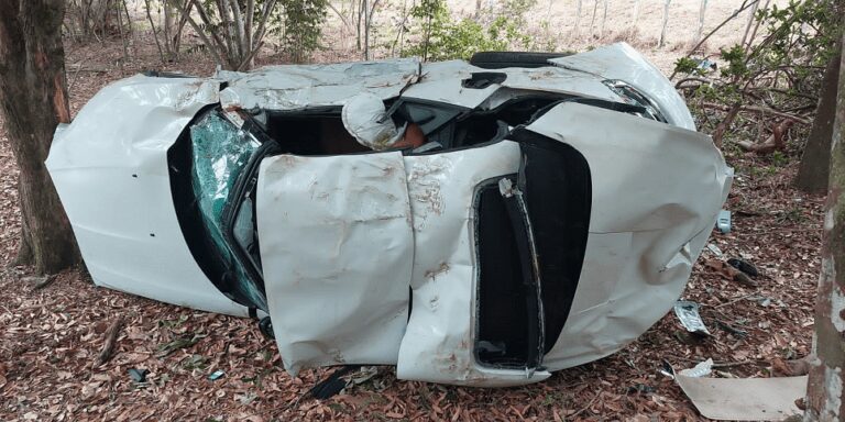 VÍDEO: médico perde controle da BMW sai da pista, bate em mourões, derruba árvore em Piúma, a noiva dele está em estado grave