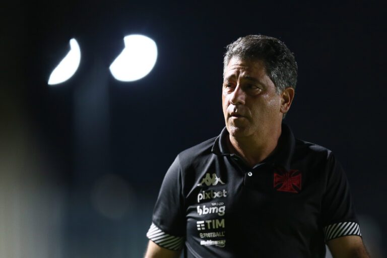 Desgaste de Faro pesa na decisão do Vasco de contratar treinador