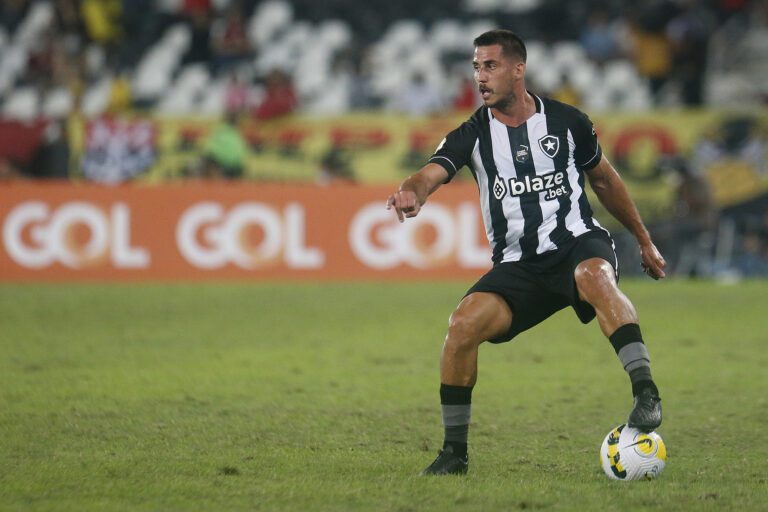 Gabriel Pires foca em vitória do Botafogo sobre o Goiás: “Meta é vencer”