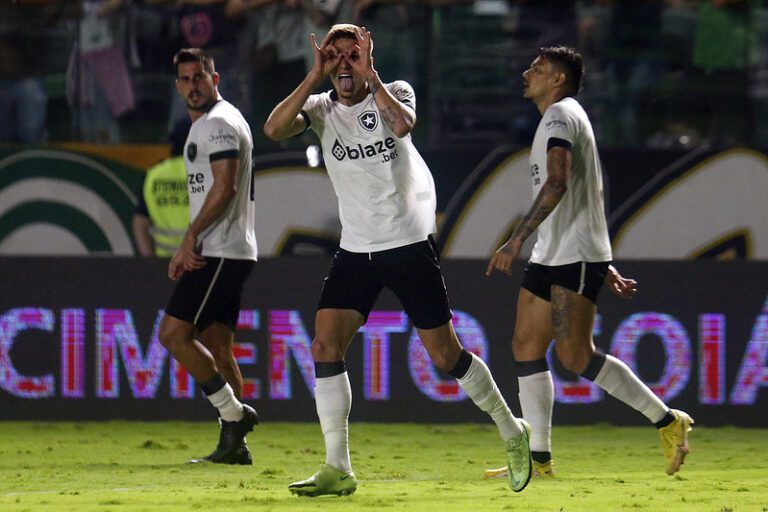 Herói da vitória do Botafogo, Del Piage comemora retorno aos gramados com gol