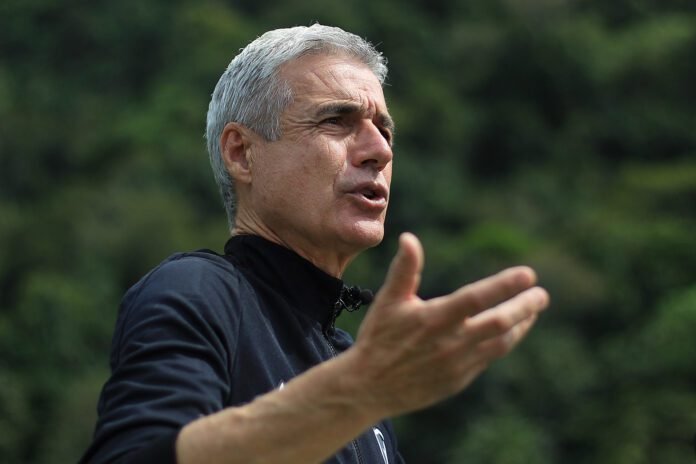Luís Castro elogia trabalho de John Textor no Botafogo