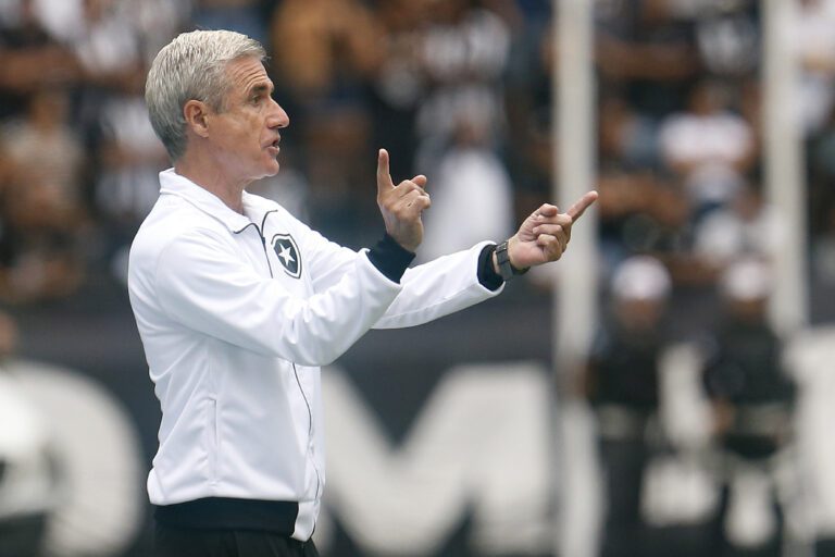 Luís Castro lamenta novo tropeço do Botafogo em casa: “O melhor do América-MG foi o goleiro”