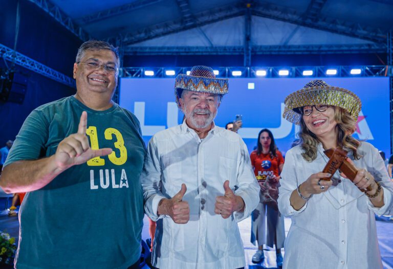 Lula sinaliza que Flávio Dino integrará eventual novo governo